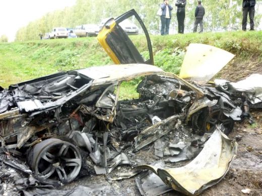 FOTO: Un Lamborghini de 300.000 euro s-a facut SCRUM intr-un accident HORROR! INCREDIBIL: Nimeni nu a patit nimic_3