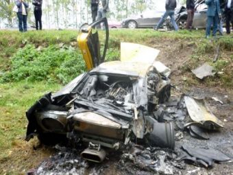 
	FOTO: Un Lamborghini de 300.000 euro s-a facut SCRUM intr-un accident HORROR! INCREDIBIL: Nimeni nu a patit nimic

