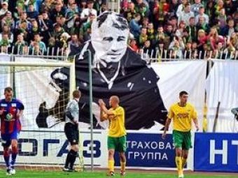 
	FOTO! Bannerul care l-a facut pe Dan Petrescu un URIAS in Rusia: ce cadou i-au facut fanii la ultimul meci si ce reactie a avut
