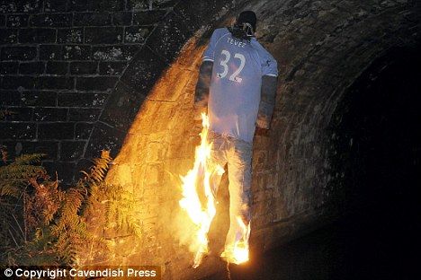 Fanii lui Manchester City l-au SPANZURAT pe Tevez si i-au dat foc! Vezi razbunarea lor dupa ce a refuzat sa intre cu Bayern:_1