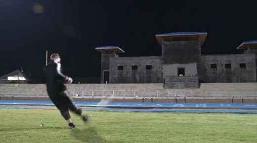 
	VIDEO GENIAL! Nu are banii lui CR7, nici tehnica lui Messi, dar inventeaza pe loc cele mai tari lovituri vazute in fotbal! Tinteste perfect si de la 50 de metri
