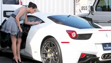 FOTO / 300.000 de euro pentru un vis indeplinit: Kim isi asorteaza pantofii cu un Ferrari 458 Italia!_2