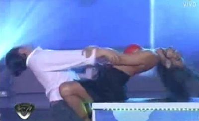
	VIDEO INCENDIAR! Larissa Riquelme mimeaza sexul la Dansez pentru tine! Striptease-ul cu care i-a innebunit pe argentinieni:
