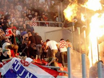 
	VIDEO / Scene INCREDIBILE la Grecia - Croatia! O BOMBA a explodat pe stadion, o peluza a fost incendiata, arbitrul a oprit meciul!

