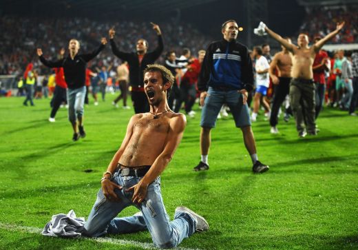 SUPER FOTO! Cele mai tari imagini de la ultimele meciuri din preliminariile Euro 2012! Cu ce imagine a intrat ROMANIA in TOP_3