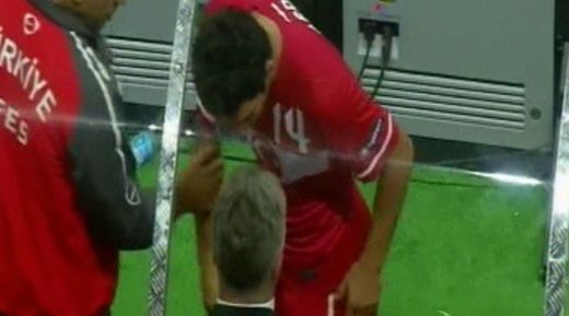 FOTO! Hagi al Turciei a dat imaginea serii in prel. Euro 2012: S-a rastit la Hiddink pentru ca l-a scos din teren!_1