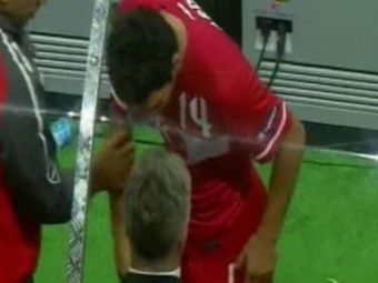 
	FOTO! Hagi al Turciei a dat imaginea serii in prel. Euro 2012: S-a rastit la Hiddink pentru ca l-a scos din teren!
