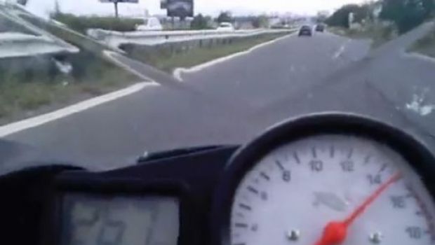 
	VIDEO INCREDIBIL: Cea mai tare liniuta vazuta pe autostrada: Motocicleta avea 270 km/h, dar a fost UMILITA de un Opel! Cat avea masina?
