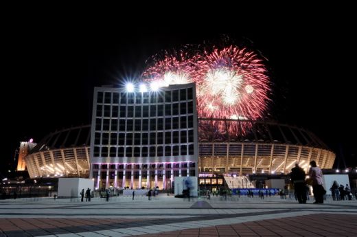 FOTO&VIDEO SENZATIONAL! A fost inaugurat stadionul pe care se va juca finala EURO 2012! Vezi imagini si cum a luat foc din cauza artificiilor!_18