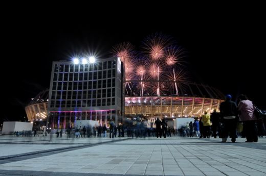 FOTO&VIDEO SENZATIONAL! A fost inaugurat stadionul pe care se va juca finala EURO 2012! Vezi imagini si cum a luat foc din cauza artificiilor!_19