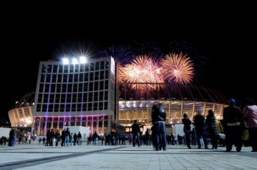 FOTO&VIDEO SENZATIONAL! A fost inaugurat stadionul pe care se va juca finala EURO 2012! Vezi imagini si cum a luat foc din cauza artificiilor!_20
