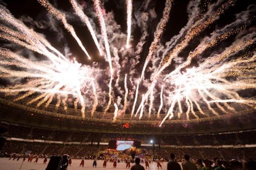 FOTO&VIDEO SENZATIONAL! A fost inaugurat stadionul pe care se va juca finala EURO 2012! Vezi imagini si cum a luat foc din cauza artificiilor!_22