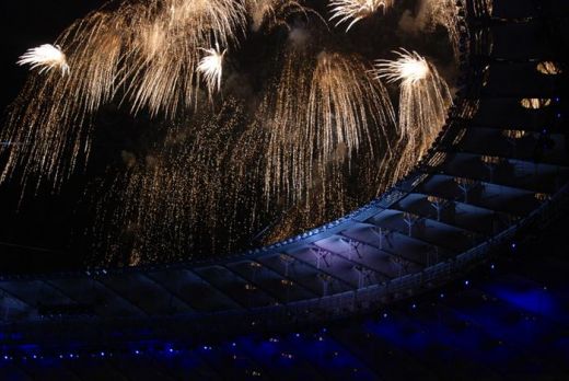 FOTO&VIDEO SENZATIONAL! A fost inaugurat stadionul pe care se va juca finala EURO 2012! Vezi imagini si cum a luat foc din cauza artificiilor!_23