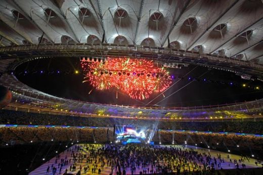 FOTO&VIDEO SENZATIONAL! A fost inaugurat stadionul pe care se va juca finala EURO 2012! Vezi imagini si cum a luat foc din cauza artificiilor!_24
