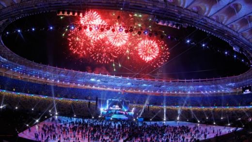FOTO&VIDEO SENZATIONAL! A fost inaugurat stadionul pe care se va juca finala EURO 2012! Vezi imagini si cum a luat foc din cauza artificiilor!_25