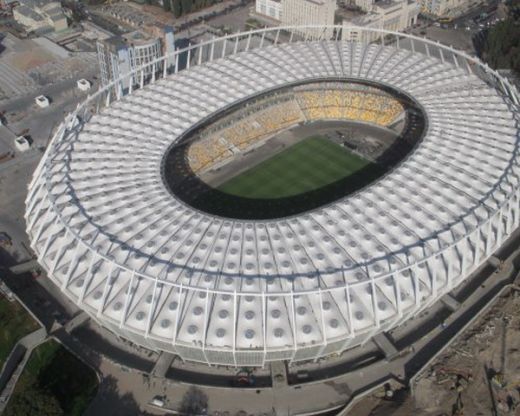 FOTO&VIDEO SENZATIONAL! A fost inaugurat stadionul pe care se va juca finala EURO 2012! Vezi imagini si cum a luat foc din cauza artificiilor!_28