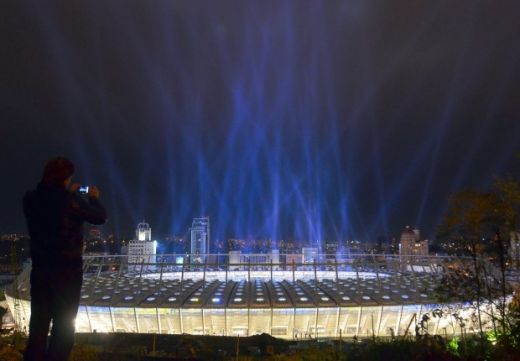 FOTO&VIDEO SENZATIONAL! A fost inaugurat stadionul pe care se va juca finala EURO 2012! Vezi imagini si cum a luat foc din cauza artificiilor!_6