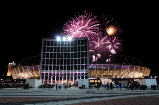 FOTO&VIDEO SENZATIONAL! A fost inaugurat stadionul pe care se va juca finala EURO 2012! Vezi imagini si cum a luat foc din cauza artificiilor!_7