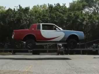 VIDEO INCREDIBIL! Nici la circ nu vezi asa ceva: Asta e prima masina care sare coarda :))