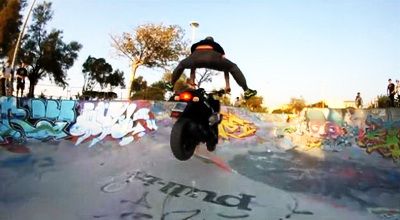 
	VIDEO: Incredibil ce stie sa faca baiatu&#39; asta cu un scooter banal&nbsp;!
