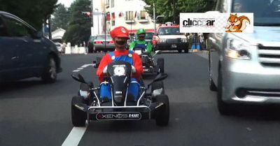 
	VIDEO: Cine il mai&nbsp;stie pe Mario Bros? A iesit si el ca tot &quot;omul&quot;&nbsp;sa&nbsp;se dea cu&nbsp;masinuta de karting&nbsp;prin Tokyo!
