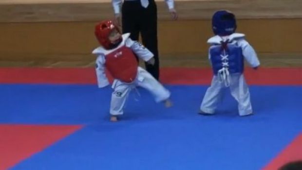 VIDEO: Cel mai ADORABIL meci de taekwondo vazut vreodata! Cum s-au &quot;batut&quot; doi copii de 4 ani: