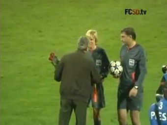 VIDEO Moment UNIC in cariera lui Mircea Lucescu! A oferit flori unui arbitru din Ucraina!