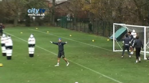 
	VIDEO Pantilimon face SHOW cu portarii lui City! Il antreneaza pe Hart sa dea goluri din foarfeca! Ca sa ii ia locul? :)
