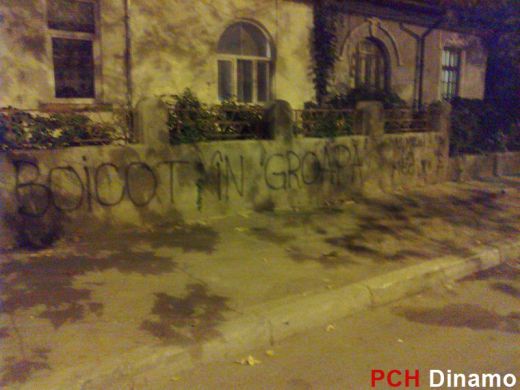 FOTO / Dinamovistii continua protestul! Au scris din nou pe zidurile stadionului: "DNA la meci!" Ce mesaje au pentru sefi!_2
