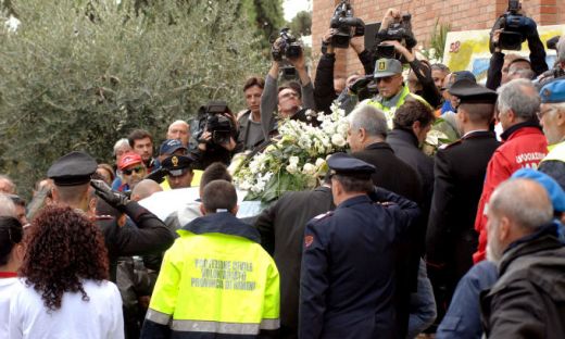 FOTO Italia plange! Mii de oameni prezenti la inmormantarea lui Simoncelli! Valentino Rossi, cu ochii in lacrimi!_4