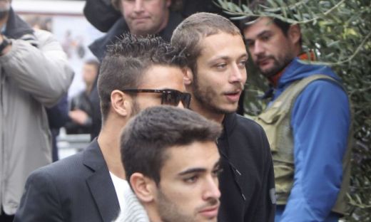 FOTO Italia plange! Mii de oameni prezenti la inmormantarea lui Simoncelli! Valentino Rossi, cu ochii in lacrimi!_5