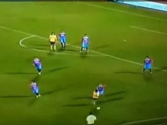 
	VIDEO GAFA UIMITOARE a lui Lavezzi! Toata lumea a ras de el! A pasat unui jucator care se incalzea pe margine!
