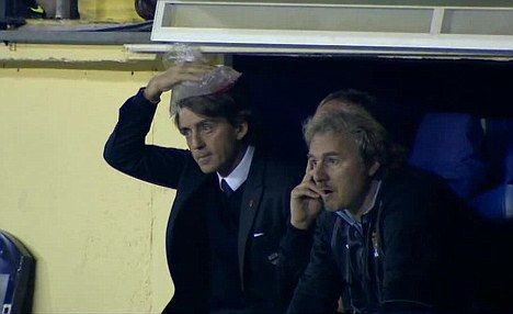 VIDEO / Mancini, blestemat de Tevez? Antrenorul lui City si-a SPART capul in banca de rezerve de la Villarreal!_2