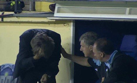 VIDEO / Mancini, blestemat de Tevez? Antrenorul lui City si-a SPART capul in banca de rezerve de la Villarreal!_3