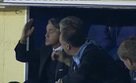 VIDEO / Mancini, blestemat de Tevez? Antrenorul lui City si-a SPART capul in banca de rezerve de la Villarreal!_4