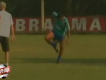 
	VIDEO: Ronaldinho e magic la antrenamente! Schemele ireale cu care i-a innebunit pe brazilieni!
