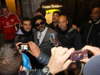 FOTO Nemtii au avut un SOC! Maradona i-a vizitat pe fanii lui Bayern inaintea meciului cu Napoli! Ce cauta acolo! :)