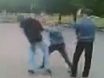 
	Clipul care a SOCAT Europa! El e CHUCK NORRIS din Rusia: bate 4 oameni in 5 secunde pe strada! VIDEO

