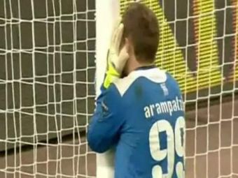 VIDEO Cea mai mare GAFA din Europa League! Portarul lui AEK s-a dat cu capul de bara de CIUDA! A pasat perfect pentru adversar! :)
	&nbsp;