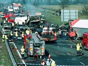 
	FOTO si VIDEO Accident HORROR in Anglia! 27 de masini s-au facut PRAF pe autostrada! 7 morti si 51 de raniti!

