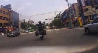 prost cazatura motociclist pe o roata semafor