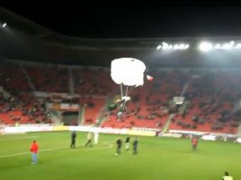 
	VIDEO Drogatul Enache primeste lectii din Cehia! Cel mai tare invadator din fotbal! S-a parasutat pe stadion in timpul meciului! :)
