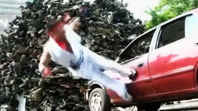 caratist dezmembreaza masini mai tare decat Chuck Norris scuipa foc Video