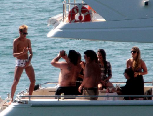 FOTO: Petrecere NEBUNA cu Neymar pe un yacht! Vezi ce fete superbe i-au tinut companie_2