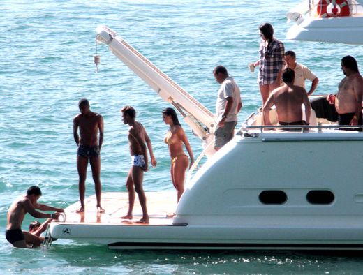 FOTO: Petrecere NEBUNA cu Neymar pe un yacht! Vezi ce fete superbe i-au tinut companie_3