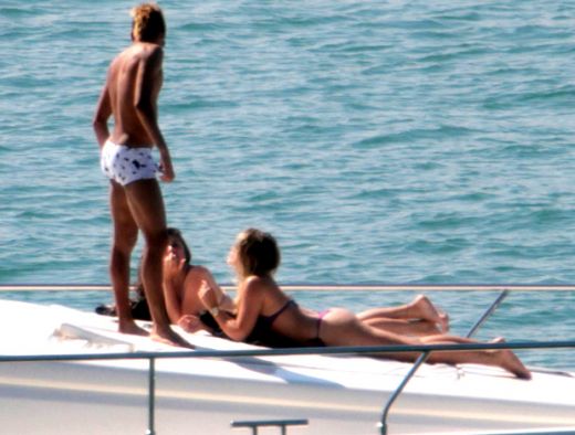 FOTO: Petrecere NEBUNA cu Neymar pe un yacht! Vezi ce fete superbe i-au tinut companie_4