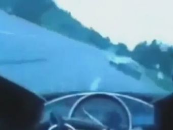 
	VIDEO: Experienta TERIFIANTA pe sosea! Un NEBUN si-a salvat viata intr-o fractiune de secunda la 150 km/h! Vezi ce a patit
