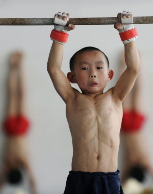 Imaginile care au CUTREMURAT planeta! Antrenamente inumane pentru copiii chinezi care vor sa se faca gimnasti_11