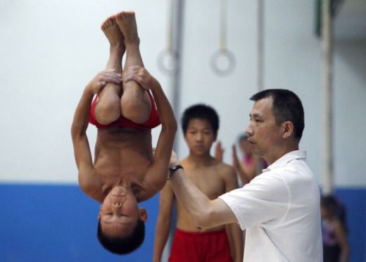 Imaginile care au CUTREMURAT planeta! Antrenamente inumane pentru copiii chinezi care vor sa se faca gimnasti_15