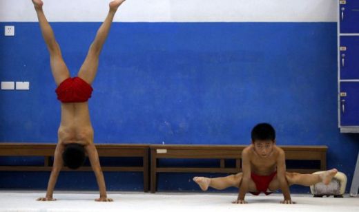 Imaginile care au CUTREMURAT planeta! Antrenamente inumane pentru copiii chinezi care vor sa se faca gimnasti_16